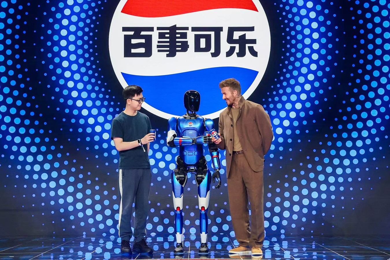 AC米兰机器人携手百事中国共创“百事蓝宝” 共燃渴望新章